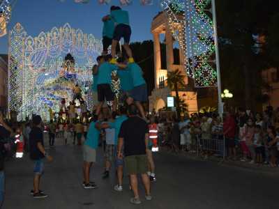 A Sannicandro di Bari, in occasione della vigilia della Madonna del Carmine, si disputa la gara tra i quattro cantoni del paese in cui ognuno gareggia con la propria piramide a tre piani: il Pizz'ch�ll�